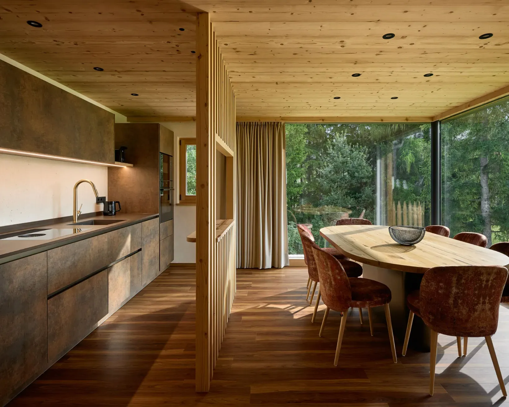 Living room and kitchen Chalet La Varieté in Alta Badia, Dolomites
